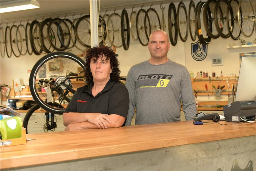 Gabi Riegger und Michael Podoll in ihrem Radladen in Hirrlingen. Privatbild