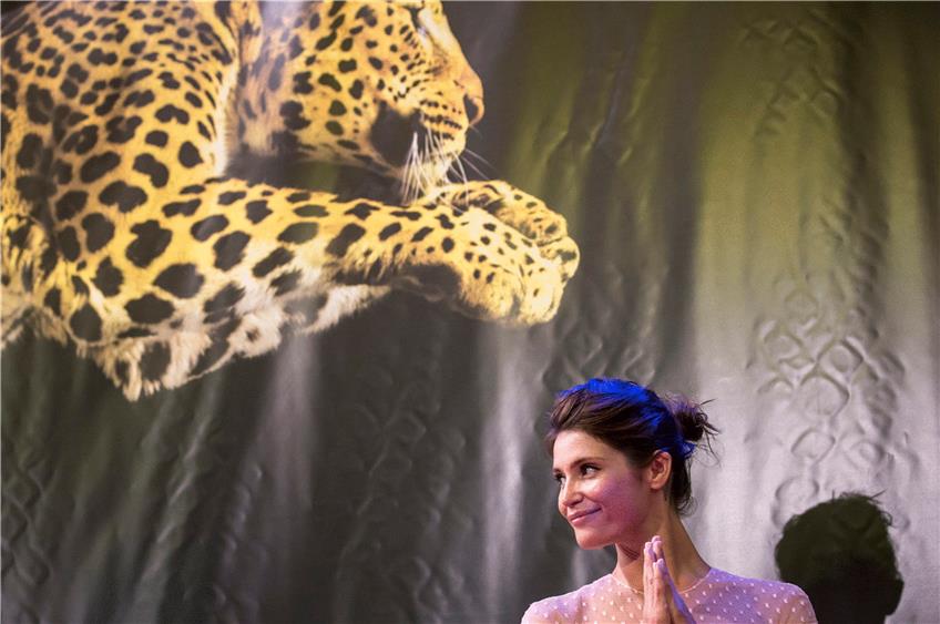 Gala-gemäß: Gemma Arterton und der Locarno-Leopard. Foto: dpa