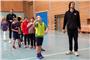 Ganz groß im Basketball: Zum Auftakt der neuen Partnerschaft übten die Tiger-Spieler Krišs Helmanis (links) und Erol Ersek (rechts) mit den Mokka-Kindern in der Halle. Bild: Patrick Tilke