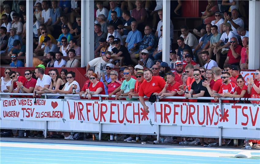 Ganz in Rot: Ofterdingens Fans unter den 550. Bild: Ulmer