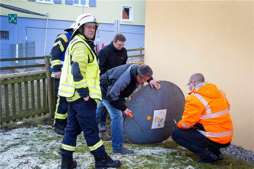 Gasgeruch: Der Flüssiggastank vor dem Wankheimer Kindergarten Regenborgen wird untersucht. Bild: Klaus Franke