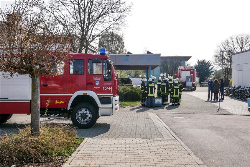 Gasgeruch der Ergenzinger Gemeinschaftsschule führte am Donnerstagmorgen zu einem Feuerwehreinsatz. Bild: Dunja Bernhard