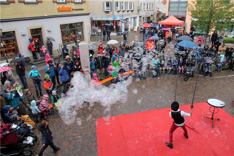 Gauklerfest: Alekos macht Seifenblasen auf dem Metzelplatz. Bild: Ulrich Eisele