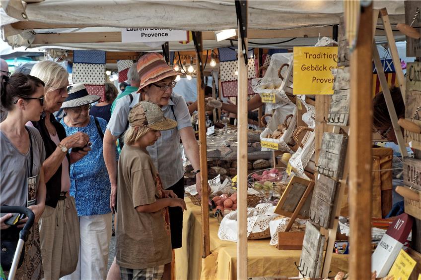 Gebäck aus Italien, Stoffe aus der Provence und jede Menge Besucher: Das ist der umbrisch-provenzalische Markt. Archivbild: Metz