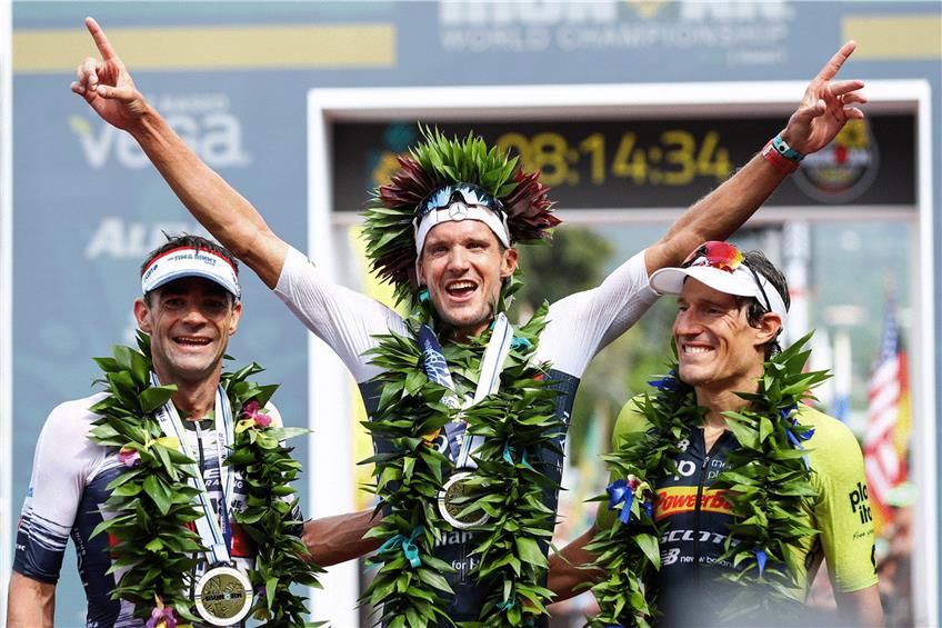 Gefeierter Dreifach-Sieger: Jan Frodeno (Mitte), hier bei seinem Ironman-Erfolg 2019. Davor gewann er 2015 und 2016. Foto: David Pintens