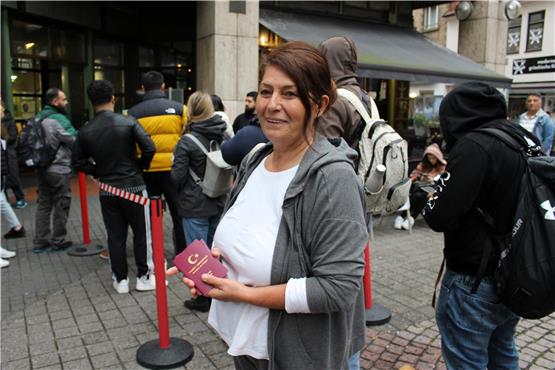 Gegen 7.30 Uhr, also eine Stunde vor der offiziellen Öffnung der Ausländerbehörde in Stuttgart, warten unzählige Menschen. Auch Emine Yilmaz (54). Sie ist mit ihrer Tochter schon zum vierten Mal da, es geht bei ihr um Passangelegenheiten. Foto: Caroline Holowiecki