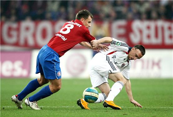 Gegen Bayern-Superstar Franck Ribéry spielte Manuel Bölstler 2008 im DFB-Pokal mit Wuppertal (2:5). Archivbilder: Ulmer