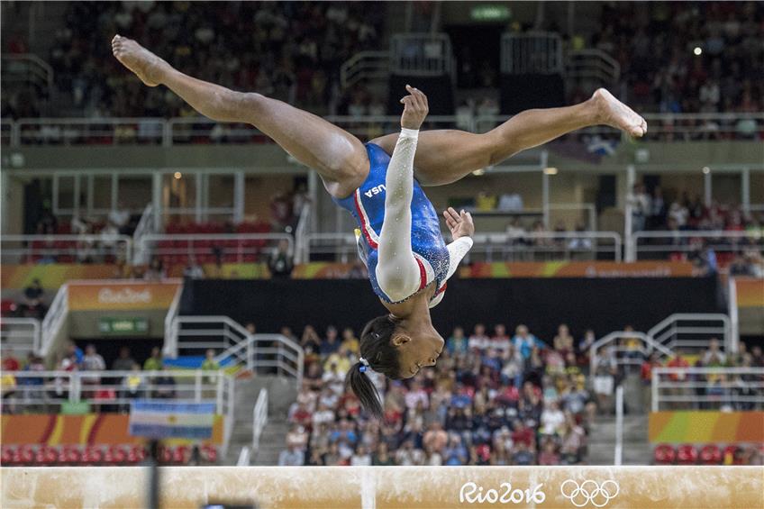 Gegen die Gesetze der Schwerkraft: US-Star Simone Biles könnte zur erfolgreichsten Athletin der Spiele avancieren. Foto: Action PRess