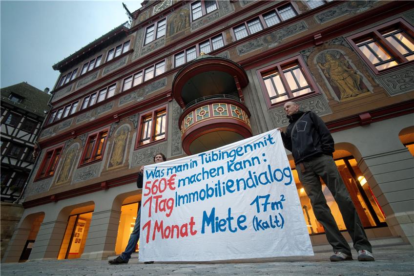 Gegen hohe Eintrittspreise zum „Immobilien-Dialog“ protestierte das Tübinger Wohnraumbündnis gestern vor dem Rathaus. Bild: Metz