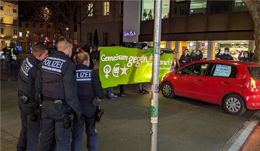 Gegendemonstranten stoppten den „Querdenker“-Korso am Tübinger Zinserdreieck. Bild: Hans-Jörg Schweizer