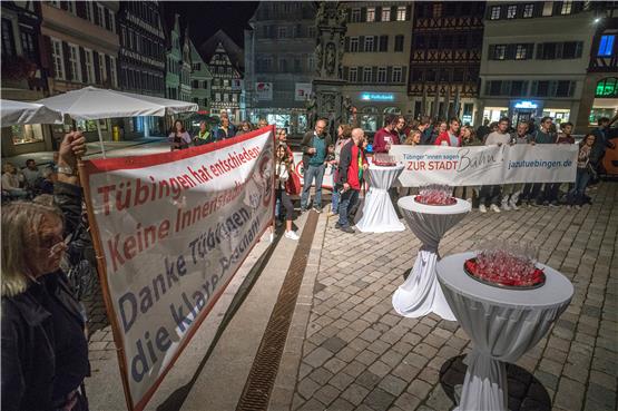 Gegner und Befürworter der Innenstadtstrecke versammelten sich am Abend um das Rathaus. Bild: Ulrich Metz
