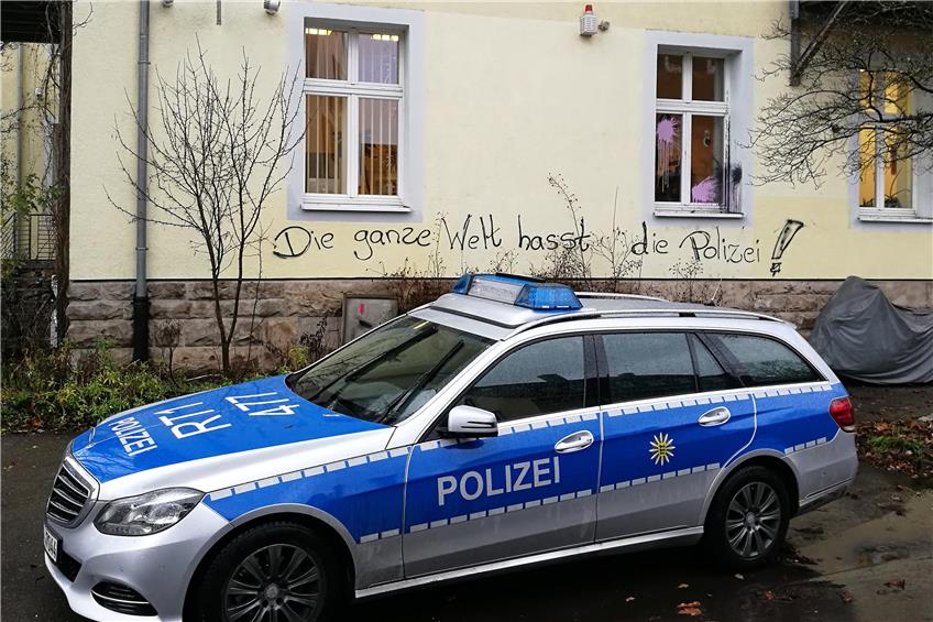 Gelassen nahmen die Beamten im Polizeiposten Südstadt die Farbflecken und den Spruch, der in der Neujahrsnacht auf ihr Gebäude gesprüht wurde: „Die ganze Welt hasst die Polizei!“ Bild: Janßen