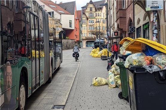 Gelbe Säcke, die unabgeholt in der Mühlstraße liegen. Archivbild: Hans-Jörg Schweizer