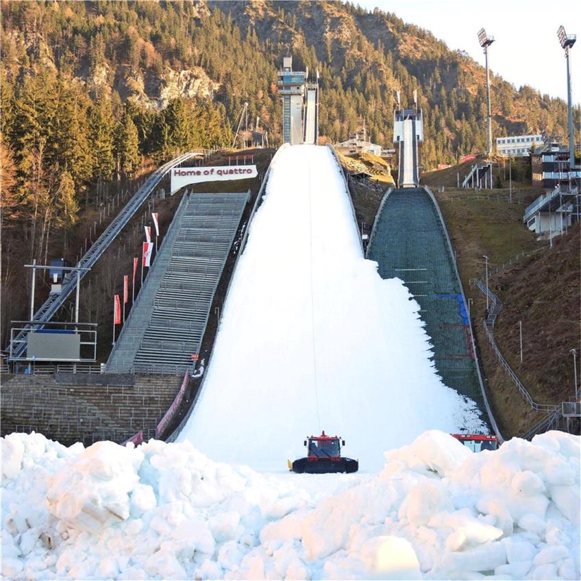 Genügend Schnee vorrätig: Die Schattenbergschanze in Oberstdorf ist für den Tournee-Auftakt bestens präpariert. Foto: dpa