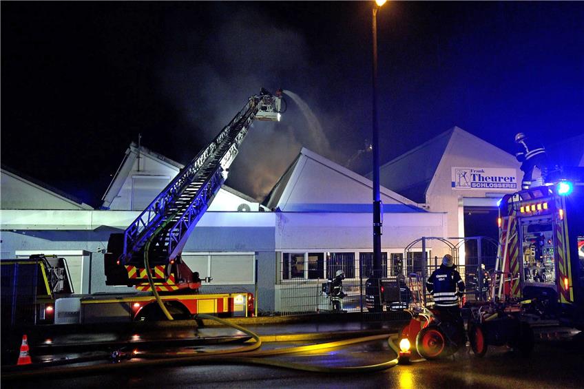 Gerade noch rechtzeitig hat die Tübinger Feuerwehr in der Nacht zum Dienstag den Brand in einer Schlosserei gelöscht, ehe die Flammen über das Dach auf benachbarte Firmen in der ehemaligen Zanker-Halle übergreifen konnten. Bild: Hald