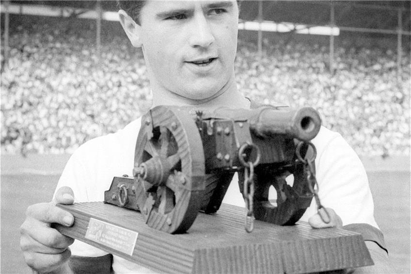 Gerd Müller (Bayern) bekommt 1967 die erste Kicker-Torjägerkanone für 28 Treffer, muss sich den Platz aber mit Lothar Emmerich (Dortmund) teilen. Foto: imago sportfotodienst