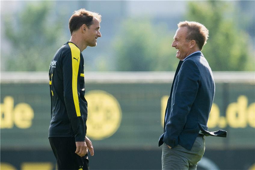 Geschäftsführer Hans-Joachim Watzke (rechts) und Trainer Thomas Tuchel haben gut lachen. Für die anstehende Saison bewegten sie mit Borussia Dortmund knapp 215 Million Euro mit Zu- und Abgängen. Foto: dpa