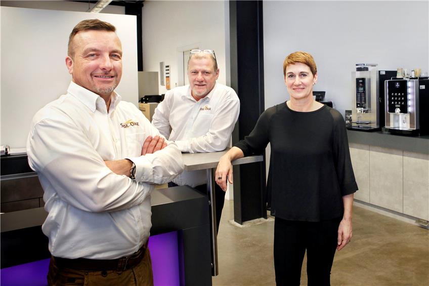 Geschäftsführer Oliver Lachenmann (Mitte) mit seiner Frau Jutta und Betriebsleiter Stephan Neubrand.