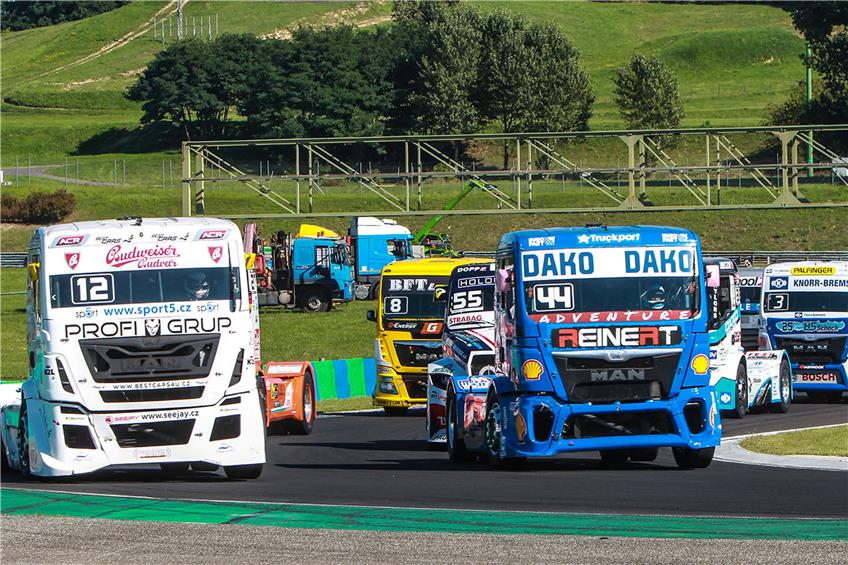 Geschenke gibt’s nicht: Steffi Halm, rechts im blauen MAN, präsentierte sich im sechsten Rennen der Truck-Europameisterschaft kämpferisch. Agenturbild