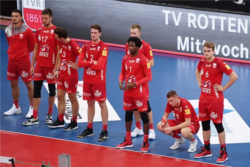 Gesenkte Köpfe bei den Bundesliga-Volleyballern des TV Rottenburg: Der Klub will sich in die 3. Liga zurückziehen. Bild: Ulmer