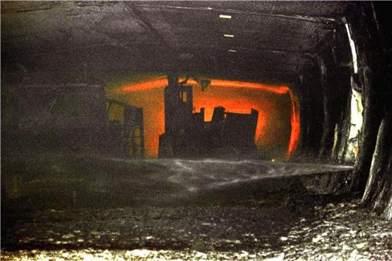 Gespenstisch leuchtet die rote Feuersbrunst aus dem Tauerntunnel. Foto: epa apa/APA/dpa/Archivbild