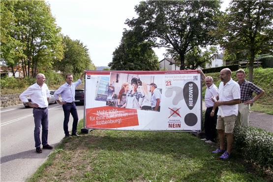 Gestern begannen (von rechts) Gemeinderäte, OB Stephan Neher und Baubürgermeister Thomas Weigel an der Seebronner Straße mit dem Aufhängen der städtischen Plakate zum Bürgerentscheid am 21 Oktober. Bild: Eisele