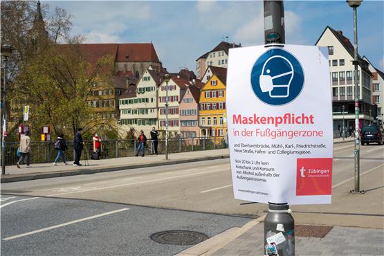 Getestet (und weiterhin mit Maske) waren am Donnerstag noch zahlreiche Einkäufer in der Tübinger Altstadt unterwegs. Bild: Ulrich Metz