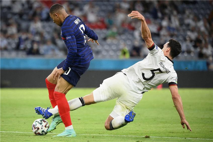 Gewagte Rettungsaktion: Mats Hummels trennt den enteilten französischen Angreifer Kylian Mbappè im allerletzten Moment vom Ball. Foto: Franck Fife/afp