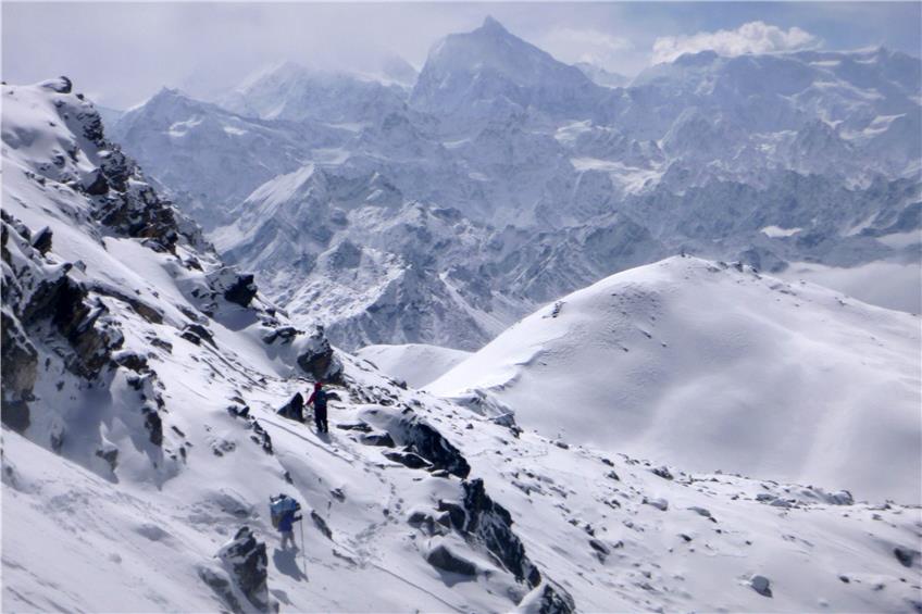 Gewaltige Berge und Schnee, soweit das Auge reicht: Moritz Steinhilber kennt das Himalaya-Gebirge wie wenige andere. Das Bild entstand auf dem Lumbasumba-Trek, mit Blick nach Osten. Der Jannu ist gerade noch zu erkennen. Bilder: Steinhilber