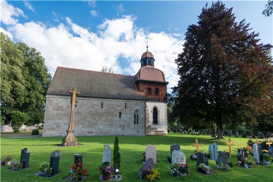 Geweiht im Jahr 1152, wurde die Kirche für das Dorf Weiler erbaut, das heute nicht mehr existiert. Als Friedhofskirche ist die Kapelle erhalten geblieben. Bild: Wolfgang Albers