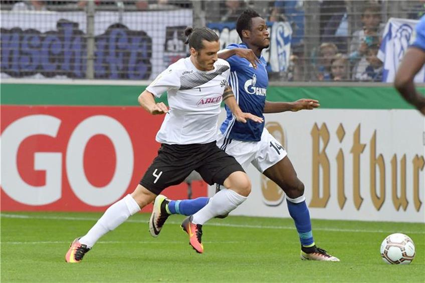 Gian-Luca Reho (l) spielt gegen Abdul Rahman Baba vom FC Schalke 04. Foto: Uli Deck dpa