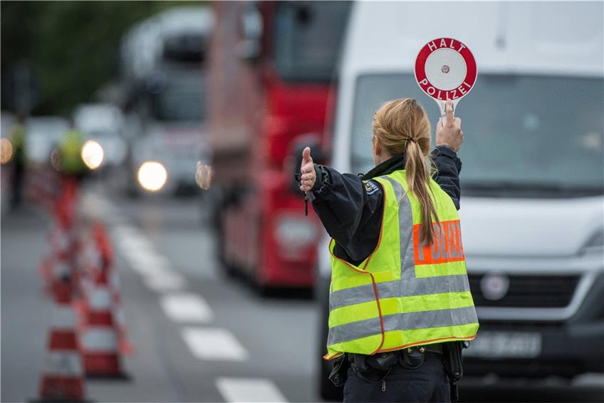 Gibt es genug Polizisten für die Impfkontrolle? Die Gewerkschaft bezweifelt das. Foto: Matthias Balk/dpa