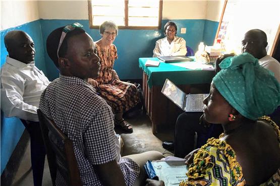 Gisela Schneider bei einer Besprechung im Krankenhaus von Nebobongo. Bild: Difäm