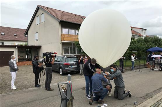 Gleich geht es los: Oliver Preuß und seine Schüler treffen letzte Vorkehrungen, um den Ballon in die Höhe zu schicken. Bild: Ulyana Dobrochynskyy
