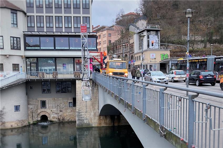 Gleich steigt der Mitarbeiter hinab und schaut sich die Neckarbrücke an. Bild: Moritz Hagemann