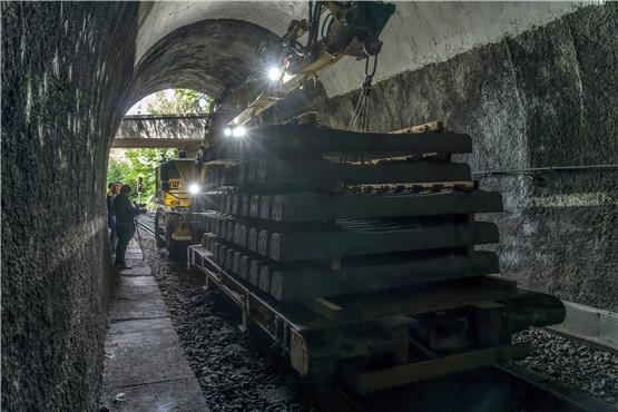 Gleisverlegung mit dem Zwei-Wege-Bagger im Schlossbergtunnel der Ammertalbahn. Bilder: Ulrich Metz