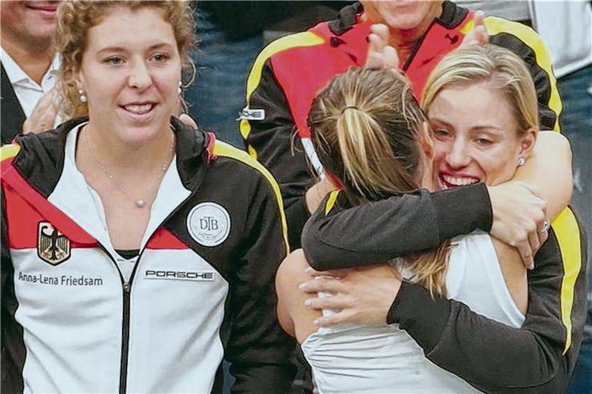 Glückliche Teamkolleginnen: Anna-Lena Friedsam (l.) und Angelique Kerber (re.) gratulieren der jungen Annika Beck zu ihrem ersten Fed-Cup-Sieg. Foto: dpa