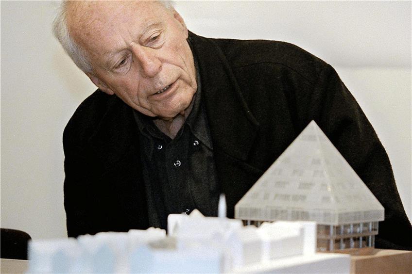 Gottfried Böhm im Jahr 2000 vor dem Modell der Glaspyramide der Ulmer Stadtbibliothek. Foto: Matthias Kessler
