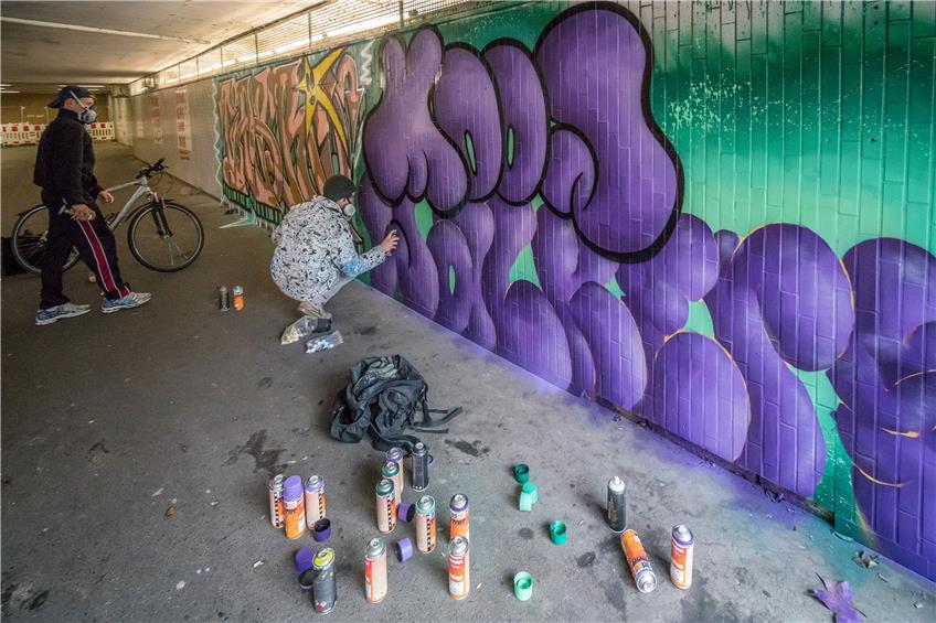 „Graffiti macht die Städte lebendiger“, findet ein Sprüher, der sich an der Gestaltung der Bahnhofsunterführung beteiligte.Bild: Ulrich Metz