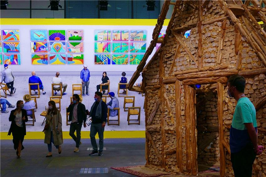 Grandiose Großinstallationen bei der Art Basel: David Hockney gibt in einem Riesenbildformat einen Einblick in seine Malwerkstatt. Rechts daneben steht Urs Fischers aus Brot gebautes Knusperhexenhaus. Foto: Gerda Meier-Grolman