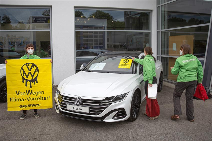 Greenpeace-Klimaschutzaktion beim BHG-Autohaus in Tübingen. Bild: Erich Sommer