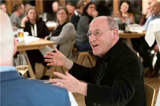 Gregor Gysi sprach im Nehrener „Schwanen“ aus seinem Leben und der DDR und über die aktuelle Politik. Bild: Klaus Franke