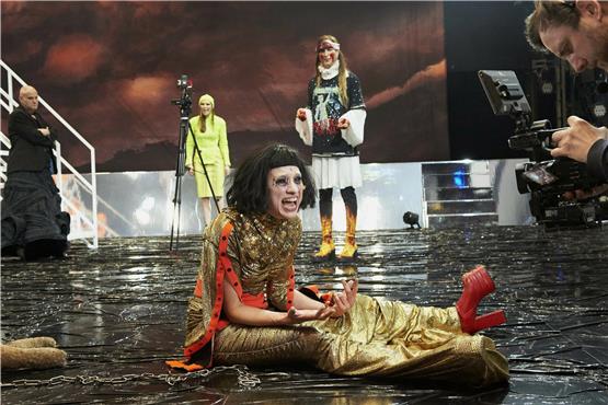 Grell, emotional: Therese Dörr als Iokaste in „Forecast:Ödipus“ am Schauspiel Stuttgart. Bild: Katrin Ribbe