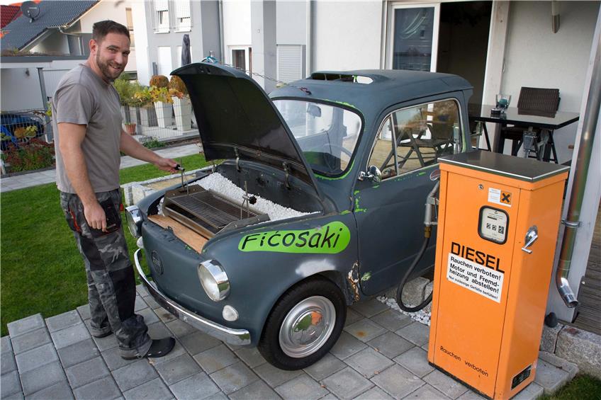 Grillfreund Mijo Brešcanovic und sein Auto-Grill aus einem zersägten Zastava. Bild: Franke