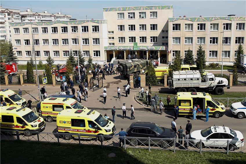 Großaufgebot: Krankenwagen und Polizeiautos vor der Schule. Foto: Roman Kruchinin