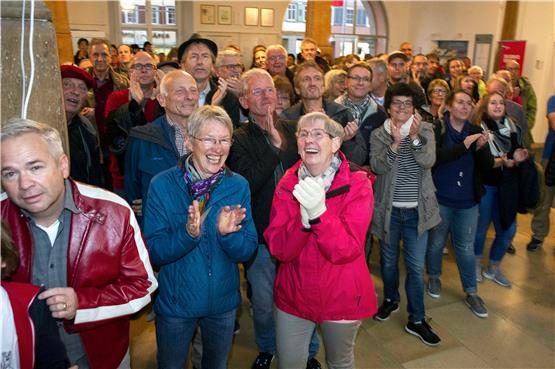 Große Freude herrschte am Sonntagabend bei den im Foyer des Rottenburger Rathauses versammelten Gegnern des Gewerbegebiets Herdweg. Bild: Franke
