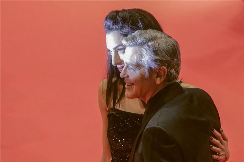Großer Auftritt: George und Amal Clooney gestern Abend auf dem Roten Teppich vor dem Berlinale-Palast. Foto: afp