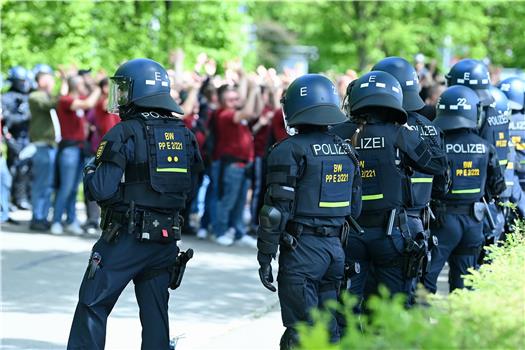 Großes Polizeiaufgebot begleitet den Reutlinger Fanmarsch zum Kreuzeiche Stadion. Bild: Ulmer