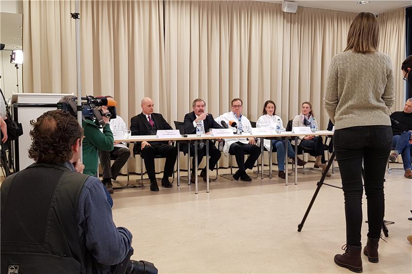 Großes Pressekonferenz-Aufgebot (von links): Peter Kremsner, Michael Bamberg, Nisar Malek, Siri Göpel und Birgit Walter-Frank. Bild: Ulla Steuernagel