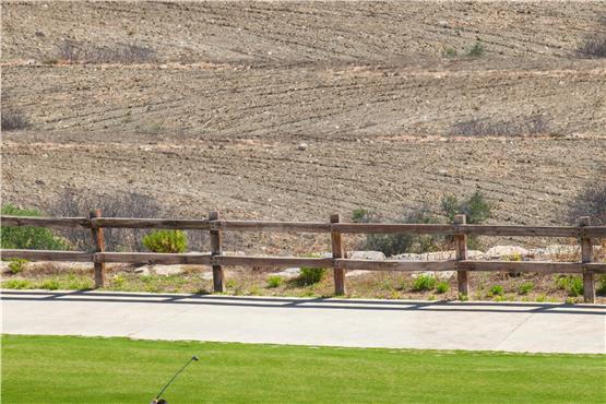 Grün soll der Platz aussehen. Golfer werden sich an braunes Gras gewöhnen müssen. Foto:©Juan Aunion/adobe.stock.com